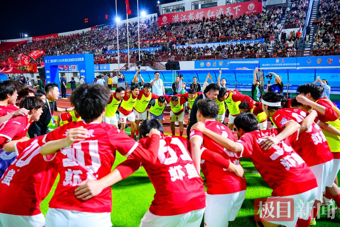 MK体育-潜江赛场内外皆精彩:来看一场球,爱上一座城|楚超|体育场|潜江中学体育场|足球联赛|揭幕战_新浪体育_新浪新闻